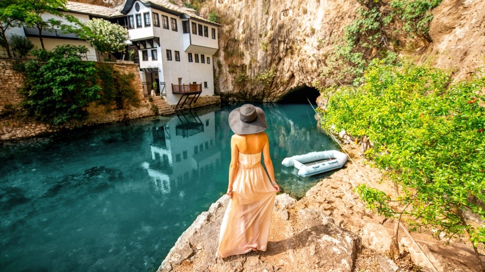  Blagaj, Bosnia và Herzegovina Đây là  điểm đến đẹp như tranh vẽ khiến bất cứ du khách nào đến đây cũng say mê. Blagaj là một ngôi làng nhỏ bé nép mình giữa những thác nước nhỏ và được bao quanh với vùng biển xanh. Những ngôi nhà trắng và tu viện nằm dưới vách đá tuyệt đẹp. Đến nơi đây ai cũng ngỡ như thiên đường.